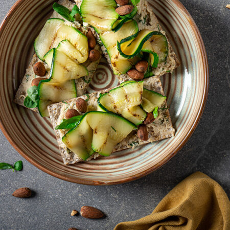 Cracker met hummus en gegrilde courgette