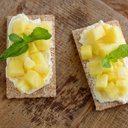 Cracker met roomkaas en verse ananas