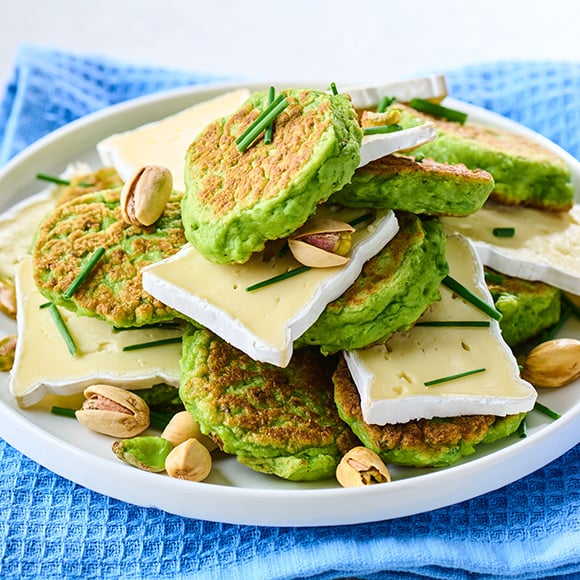 Bord met groentepannenkoekjes en brie