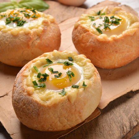 Ei in broodje met lente ui en rode paprika