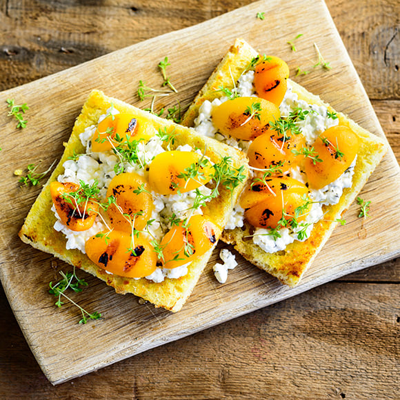 Gegrilde perzik met Hüttenkäse en maïsbrood