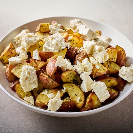 Schaal met geroosterde aardappelen en feta