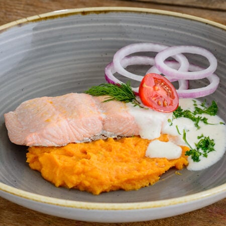 Gestoomde zalm met zoete aardappelpuree