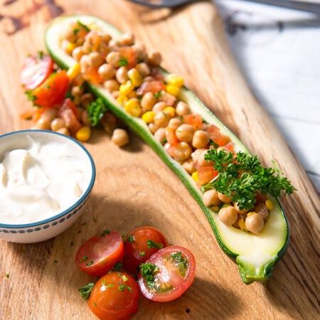 Halve courgette gevuld met kikkererwten, tomaat en mais.