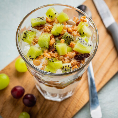 Granola met hüttenkäse, druiven en kiwi