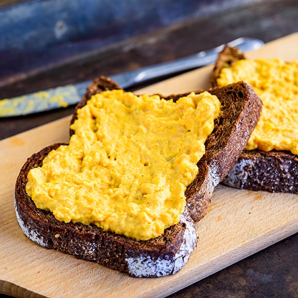 Hummus van pompoen op toast