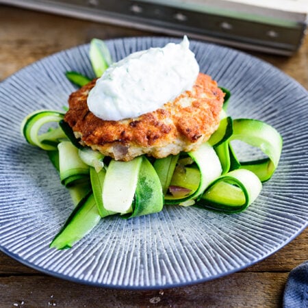 Kalkoen courgette burger met yoghurtsaus