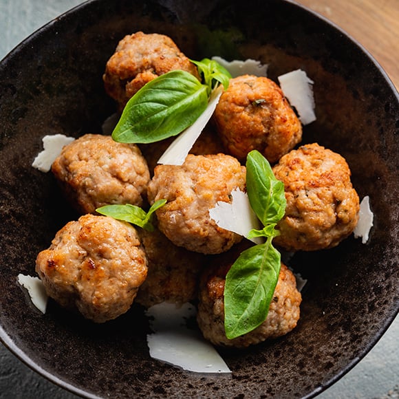 kipgehaktballetjes met kaas en basilicum