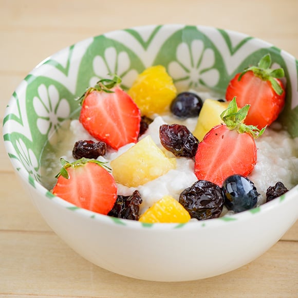 Kom rijstepap met vers fruit