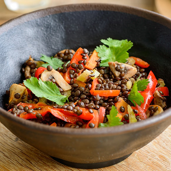 Linzen met champignons, rode paprika en peterselie