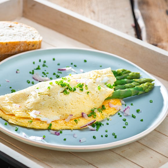 Omelet met groene asperges en bieslook