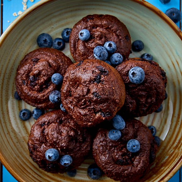 Muffins met dadels en blauwe bessen