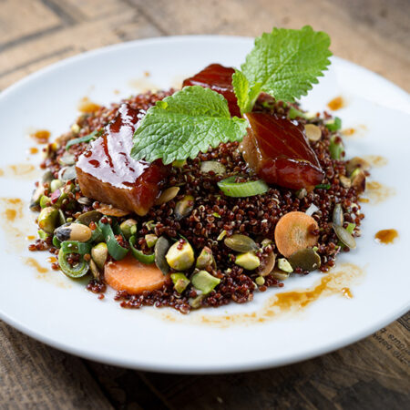 Oosterse salade met quinoa met wortel, tonijn en sojadressing