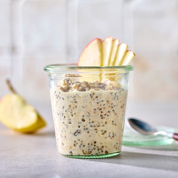 Glas met overnight oats en appelschijfjes