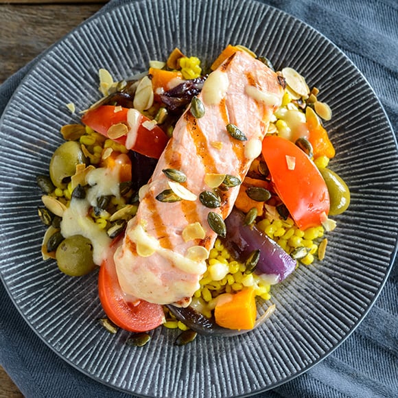 Parelgortsalade met gegrilde zalm