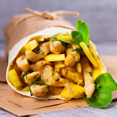 Pita met kikkererwt, mango en yoghurt