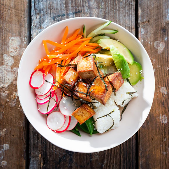 Pokebowl met tofu, avocado, komkommer en radijs