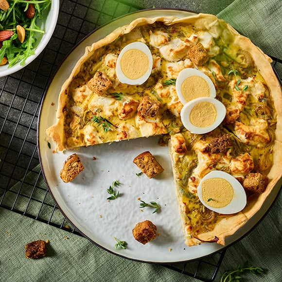 Bovenaanzicht van quiche met ei