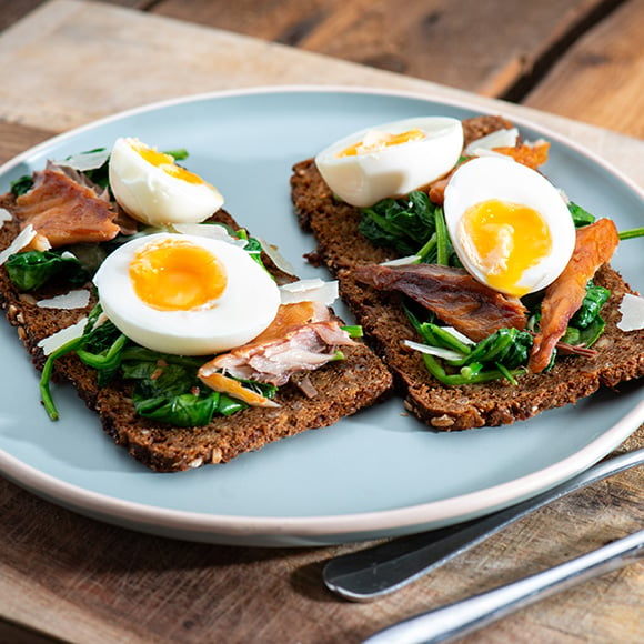 Roggebroodtoast met makreel en spinazie