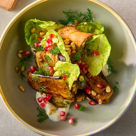 Bord met auberginesalade