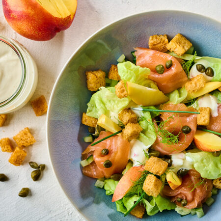 Bord met salade en gerookte zalm