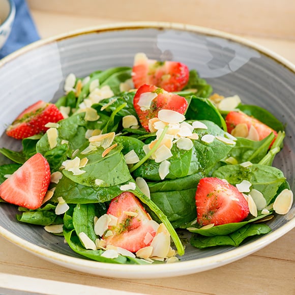 Salade met spinazie en aardbeien