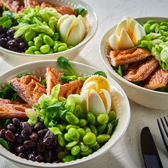 Salade met gerookte makreel, edamame en zwarte bonen