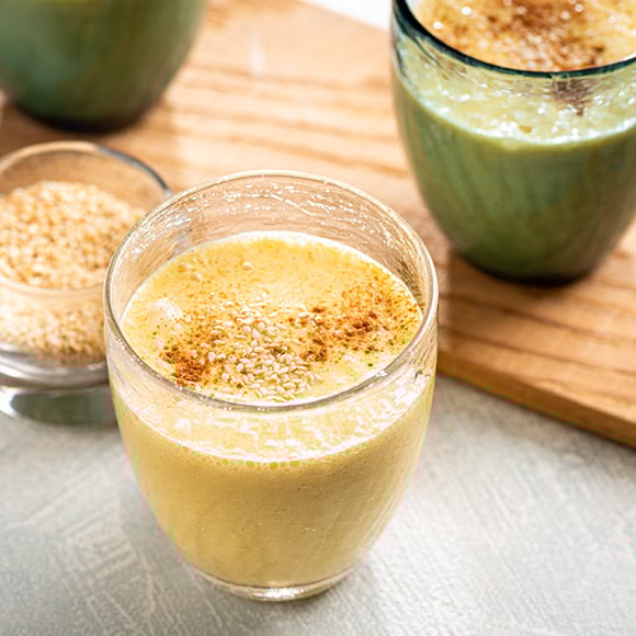 Smoothie met mango, kokosmelk en kurkuma