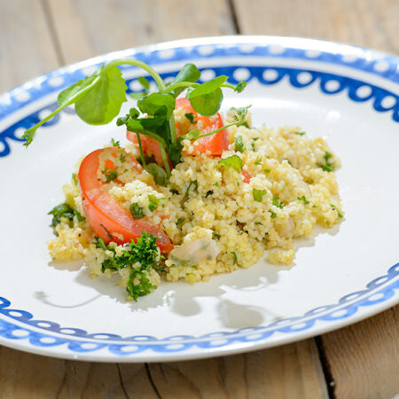 Bord met tabouleh