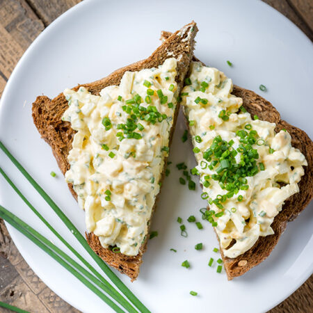 Toast van zuurdesembrood met eierersalade en bieslook