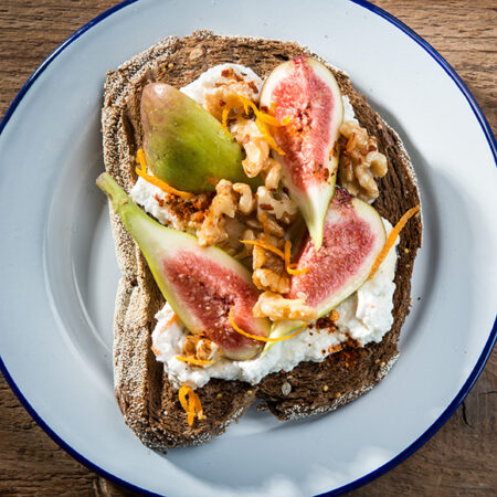 Toast van zuurdesembrood met ricotta, vijgen en walnoten