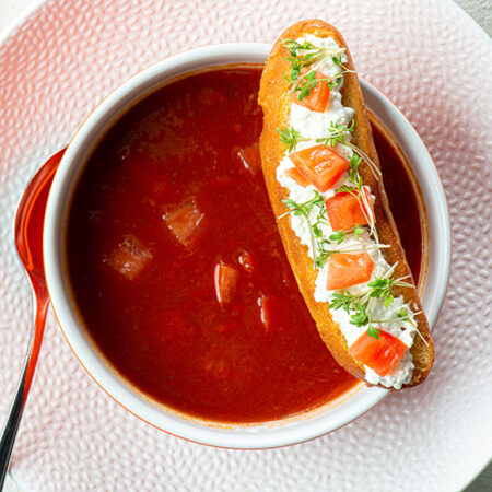 Kom tomatensoep met toast erop