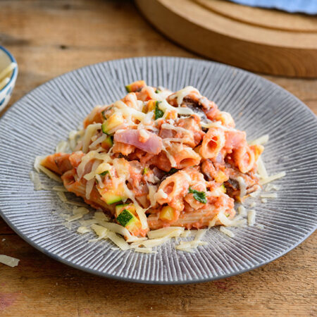 Bord met vegetarische pasta