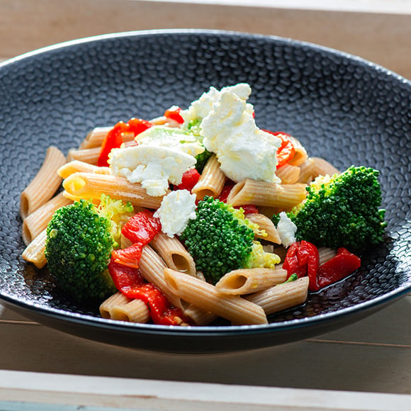 Volkoren pasta met broccoli, paprika en geitenkaas