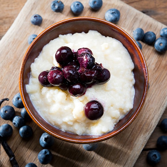 Warme rijstpudding met blauwe bessen