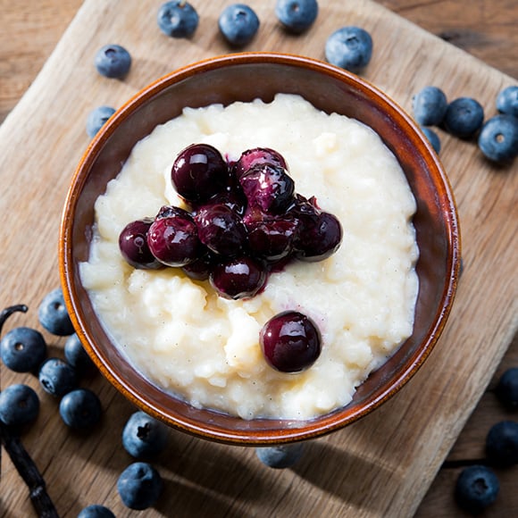 Warme rijstpudding met blauwe bessen