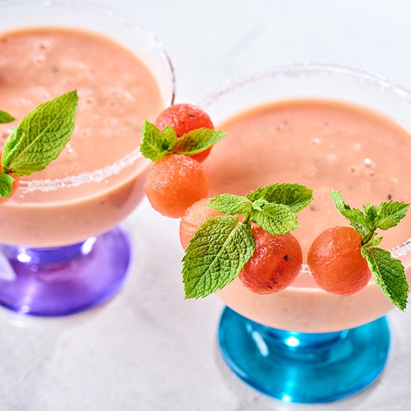 Twee glazen met watermeloensmoothie