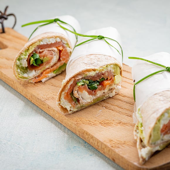 Wraps met hüttenkäse, avocado en zalm