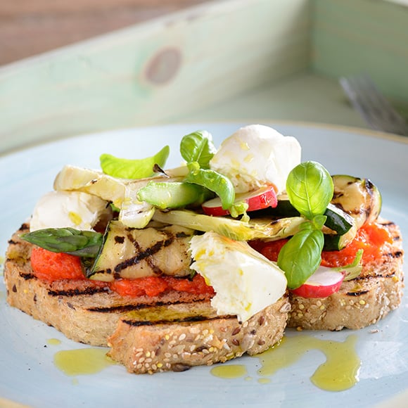 Zuurdesemtoast met gegrilde groenten en mozzarella