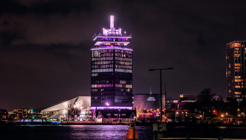 A'DAM Toren paars verlicht