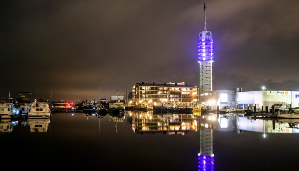 Alphense zendmast paars verlicht