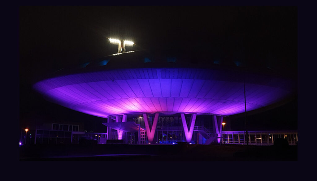 Evoluon paars verlicht