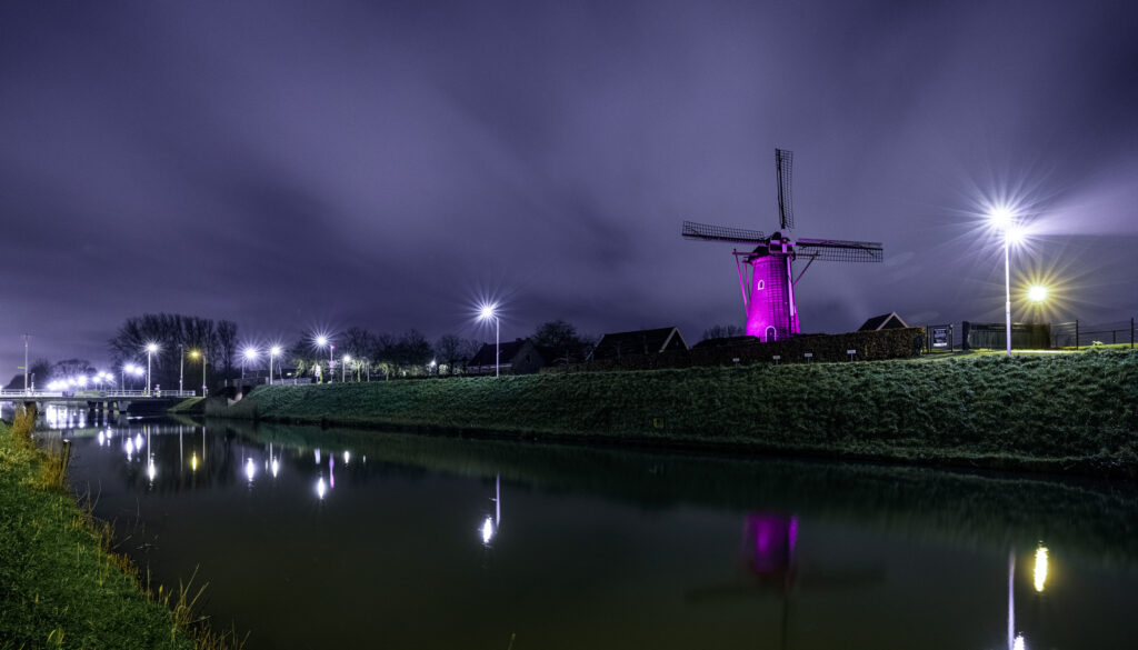 Korenmolen Eersteling paars verlicht