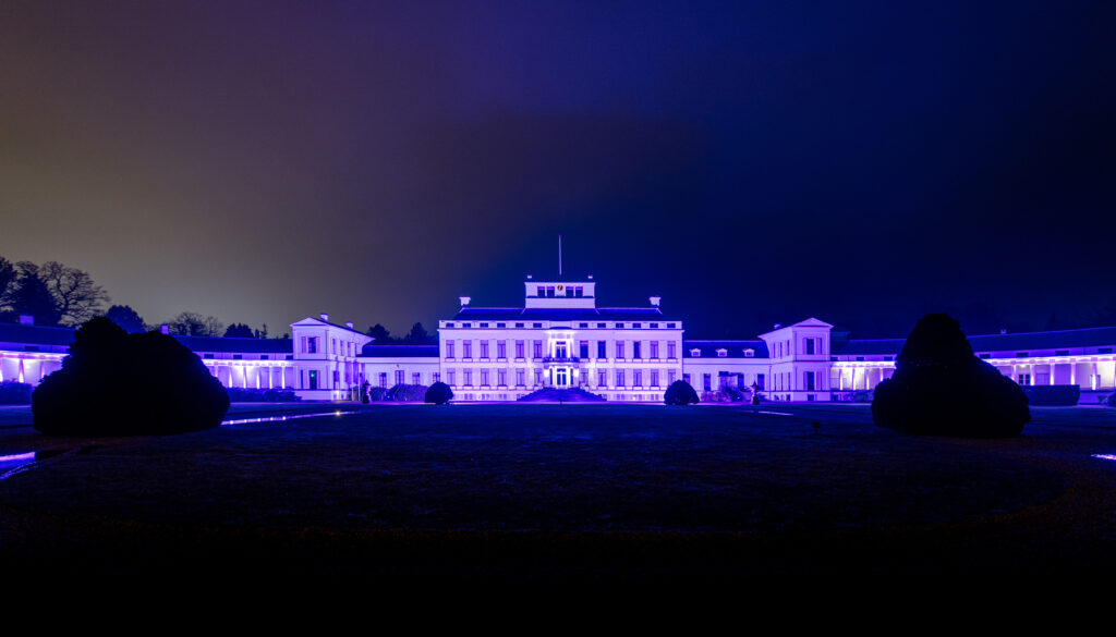 Paleis Soestdijk paars verlicht