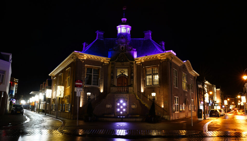 Raadhuis Zandvoort paars verlicht