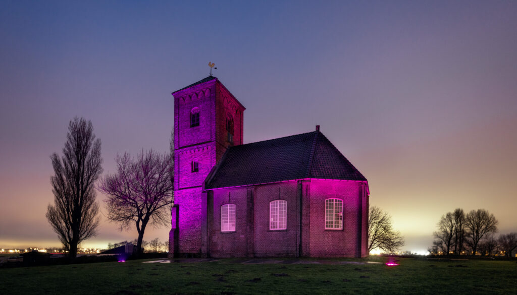 Stompe Toren paars verlicht