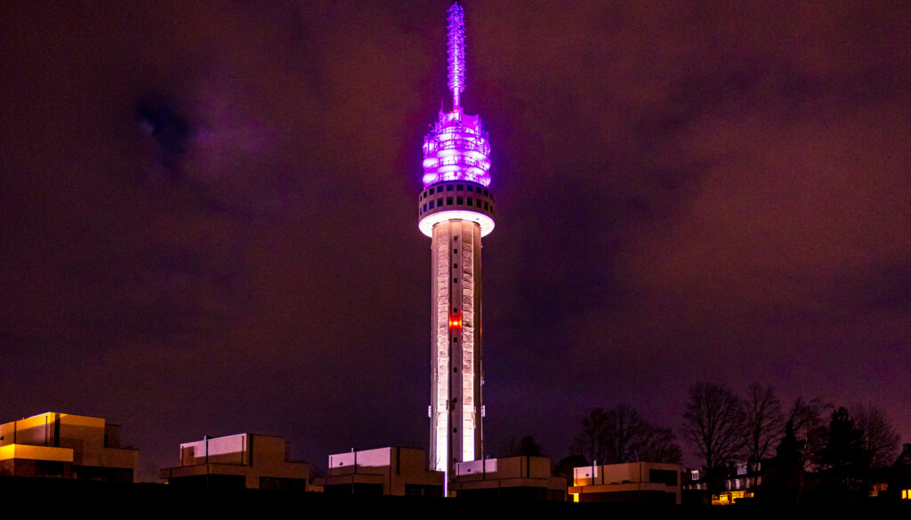TV-Toren Roermond paars verlicht