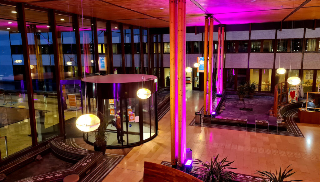 VieCuri Medisch Centrum paars verlicht
