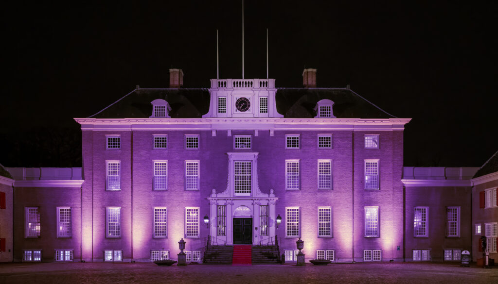 Slot Zeist paarsverlicht
