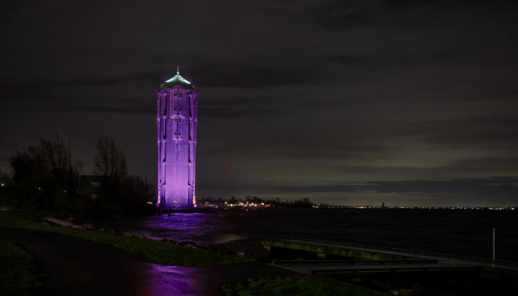 Watertoren Kudelstaart paarsverlicht